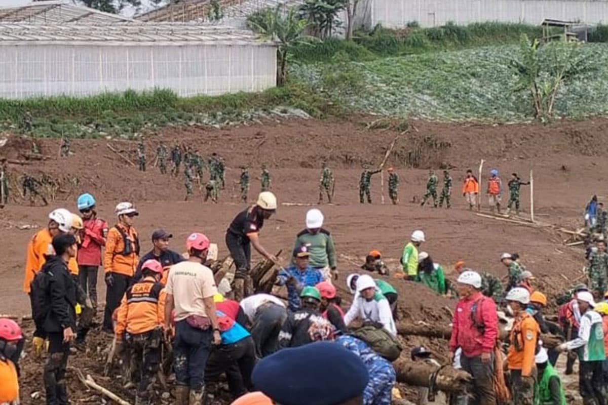Personel BPBD Garut Perkuat Operasi SAR di Lokasi Longsor Cisarua
