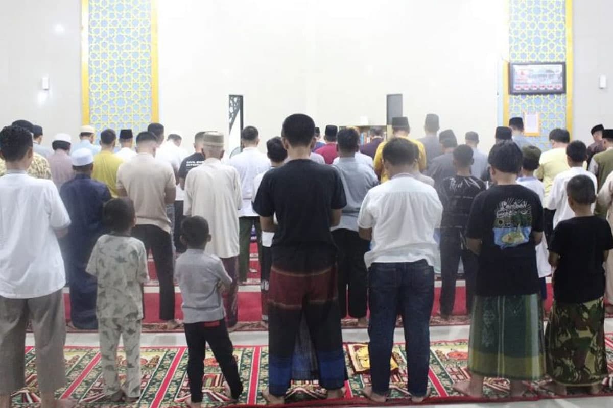 Warna-Warni Tarawih di Indonesia, dari Diplomasi Sajadah hingga Jurus Sandal Aman