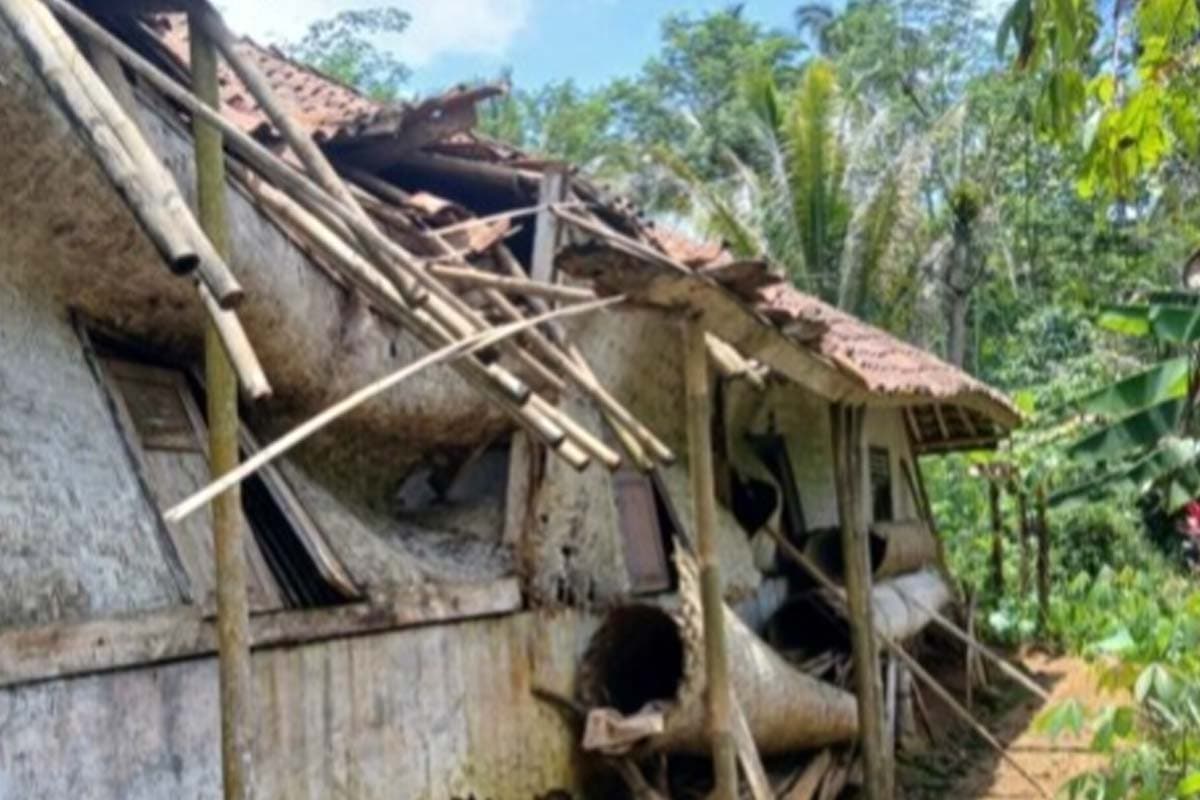 Hujan Deras Guyur Ciamis, Rumah Warga di Tambaksari Ambruk